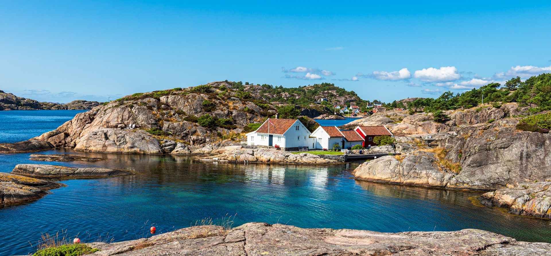 Søgne skjærgård med sommerhus. Foto.